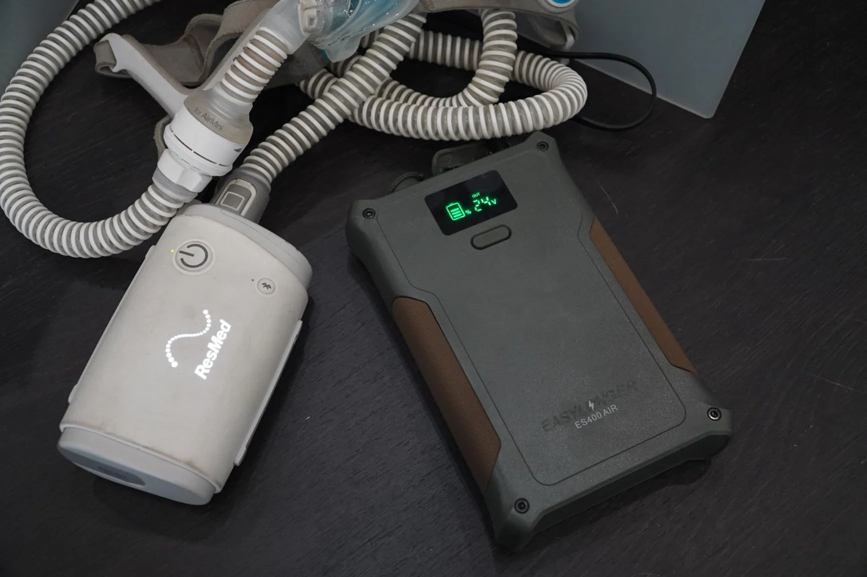 ES400 AIR connected beside a CPAP machine in a real setup