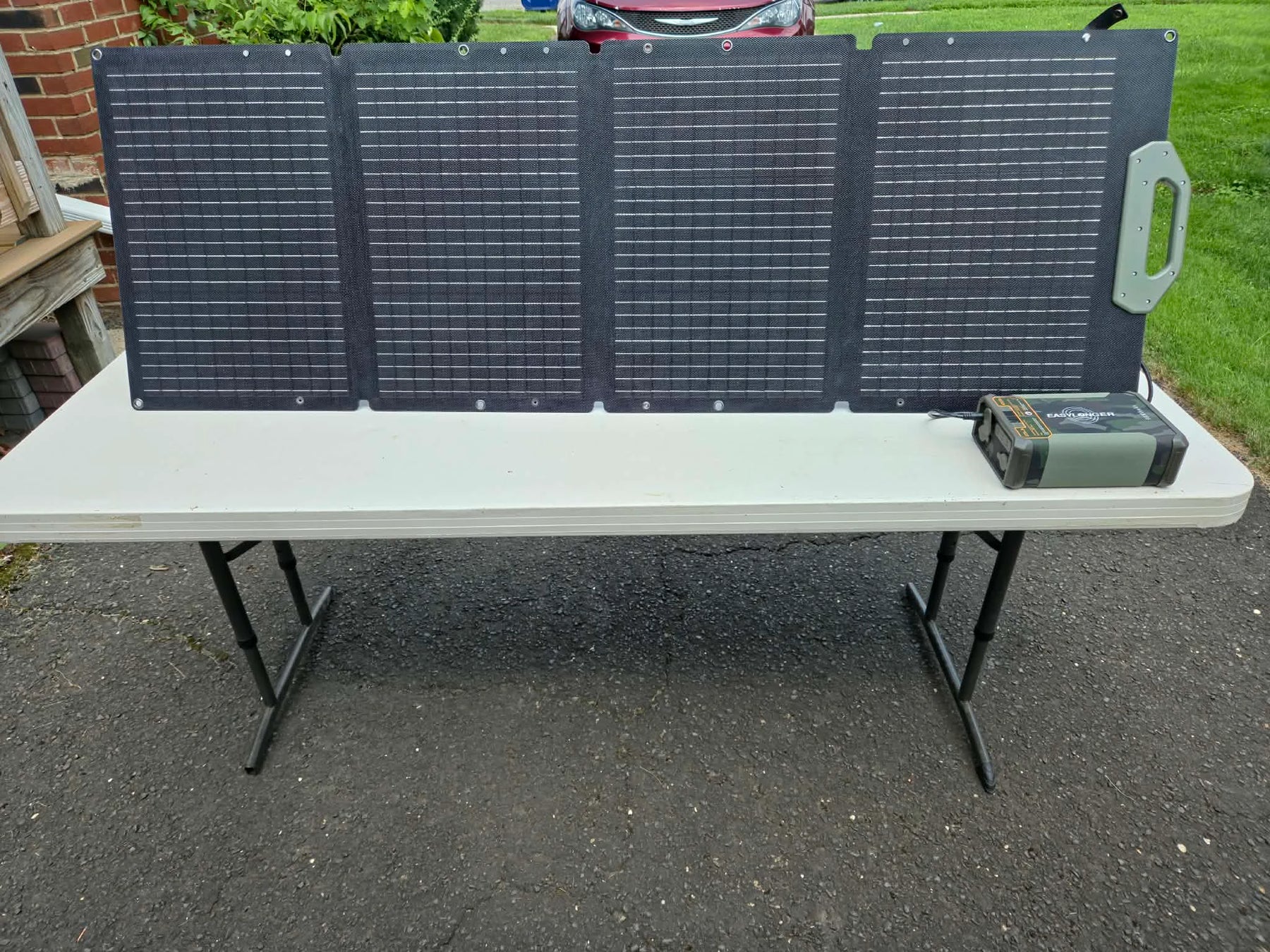 ES960 PRO used with a portable solar panel in a customer field setup